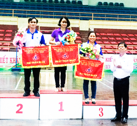 Nguyen Tan Tuan presenting prizes to winners.