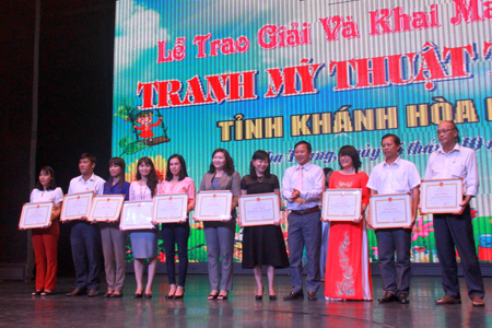 Le Van Hoa, Deputy Director of Khanh Hoa Provincial Department of Culture, Sports and Tourism, giving certificates of merit to collectives. 