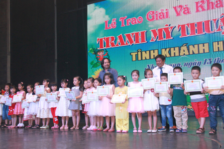 Leaders of Khanh Hoa Provincial Literature – Art Association and Children’s House presenting gold prizes to contestants.