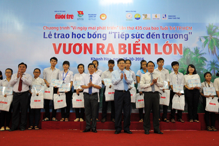 Tuoi Tre Newspaper gives 81 scholarships to freshmen