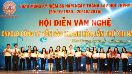 Leaders of Khanh Hoa Salanganes Nest Company presenting certificates of merit to female officers.