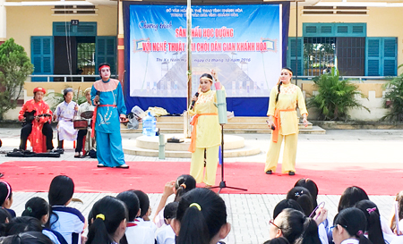 Artists of the Khanh Hoa’s Cultural Center teaching pupils of Tran Nhan Tong Junior High School to play bai choi.