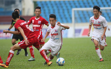 Sanna Khanh Hoa U21 (red uniform) overcomes Hoang Anh Gia Lai U21 (white uniform)