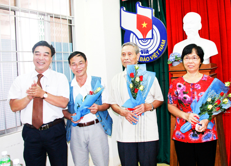 Leader of Khanh Hoa Provincial Journalist’ Association offering flowers to executive board members of Journalist’ Club.