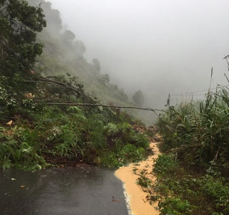 Road on Khanh Le mountain pass breaks due to heavy rains