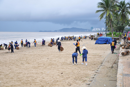 Cleaning Nha Trang beach after rain