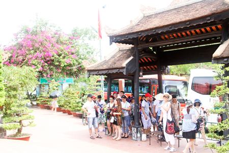 Chinese tourists visiting Hon Chong club-house, Nha Trang.