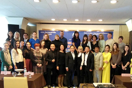 Souvenir photo of tourist business representatives at the event.