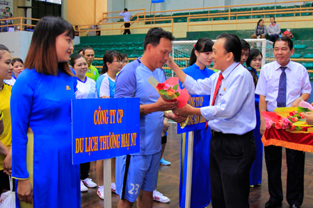 Company’s leaders offering flowers and souvenir flags to teams.