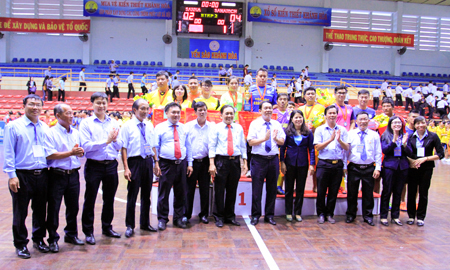 Leaders of Khanh Hoa Salanganes Nest Company offering medals and souvenir flags to teams.