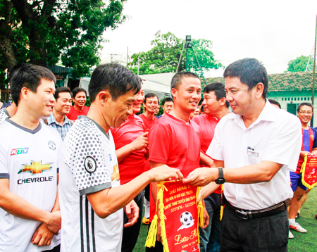 Mini football tournament marking traditional day of Khanh Hoa's radio – television branch