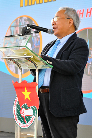 Dao Cong Thien delivering speech at program.