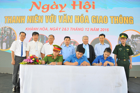 Representatives of local youths and units signing commitment documents about responding to campaign “Youths with traffic culture”.