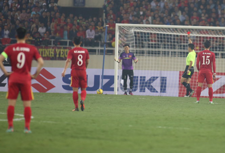 Goalkeeper Nguyen Manh receiving red card. (Photo: N.K)