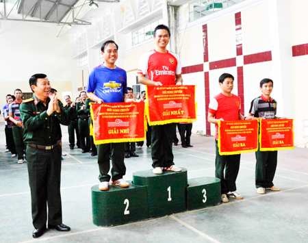 Colonel Le Cong Chin, Vice Commander and Chief of Staff of Khanh Hoa Military Headquarters, offering prizes to excellent teams.