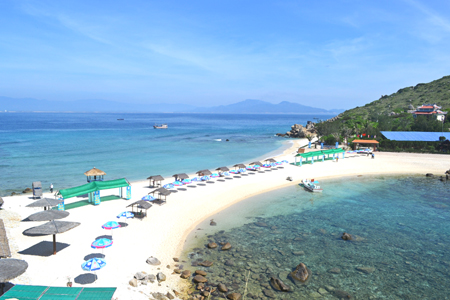 Giving awards to winners of contest about Khanh Hoa's beauty