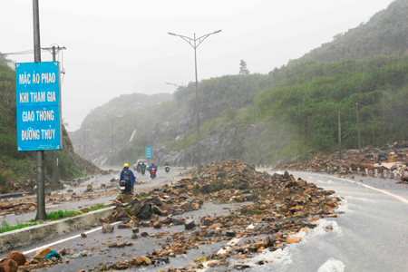 Downpours cause heavy landslide on National Road 1