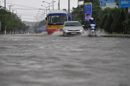 Flood comes back in Khanh Hoa, traffic obstructed in many places