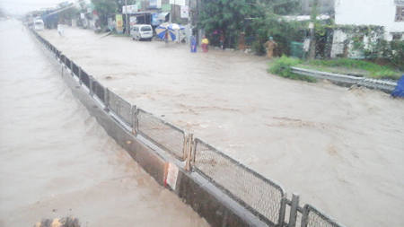 Flood on National Road 1 in Cam Ranh