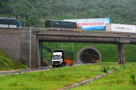 Co Ma Tunnel opened for cars and vans to travel.