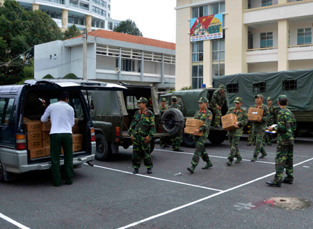 Dry provisions to flood-hit Khanh Hoa residents