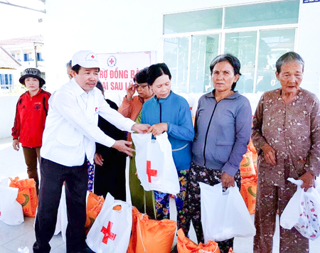 Flood aid to families whose houses collapse