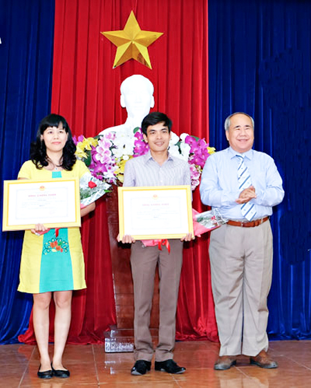 Candidates joining Khanh Hoa’s Press Contest receiving prizes.