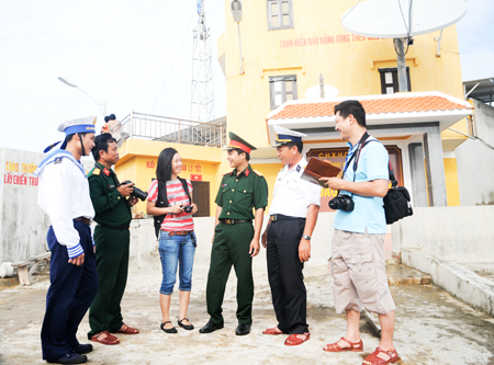 Members of Khanh Hoa Journalists’ Association exchange with officials and soldiers on Da Dong C Island, Spratly Island District.