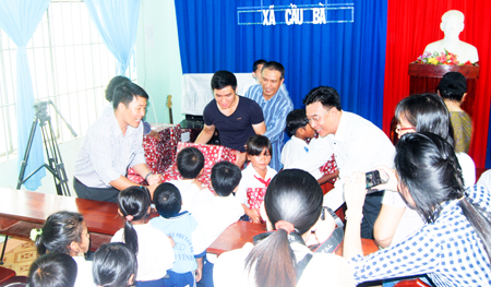 Khanh Hoa Journalists’ Association presenting gifts to people in Cau Ba Commune, Khanh Vinh District.