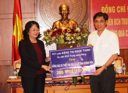 Vice-President delivers financial aid to Khanh Hoa