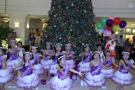 Music performance on Christmas in a hotel 