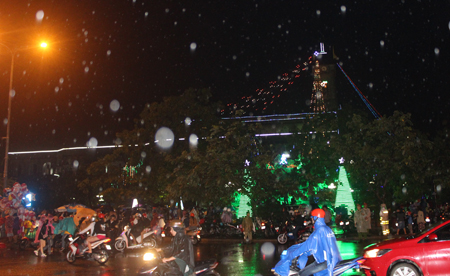 Nha Trang Cathedral is sparkling on Christmas night.