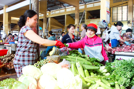 Vegetable prices at markets are still high now.