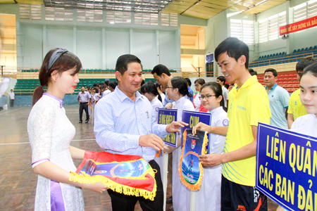 Dinh Van Dung, Party Committee Deputy Secretary of Khanh Hoa Provincial Agency Bloc, giving souvenir flags to teams.