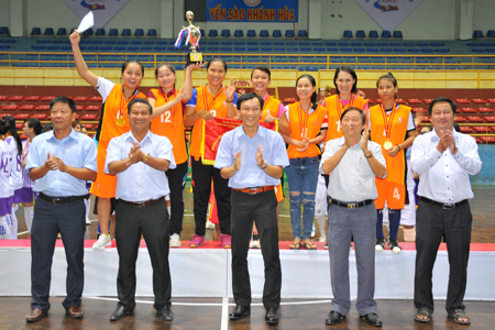 Female team of Youth Union of schools receiving first prize.