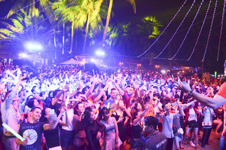 Numerous people celebrating New Year at Sailing Club Nha Trang.