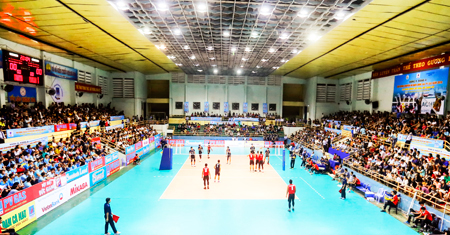 Sanest Khanh Hoa volleyball team (red T-shirt) in final of national tournament.