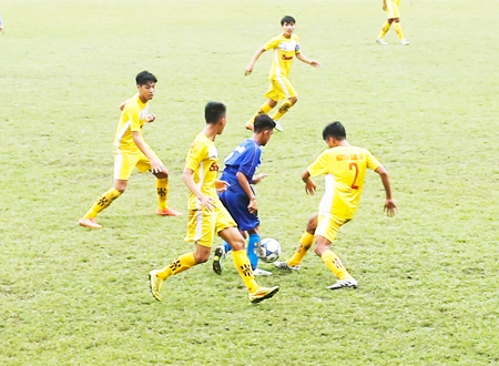 Sannatech Khanh Hoa (yellow uniform) playing Binh Thuan.