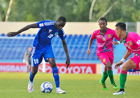 Sadio Diao (number 10), one of rookies of Sanna KH-BVN in V-League 2017.