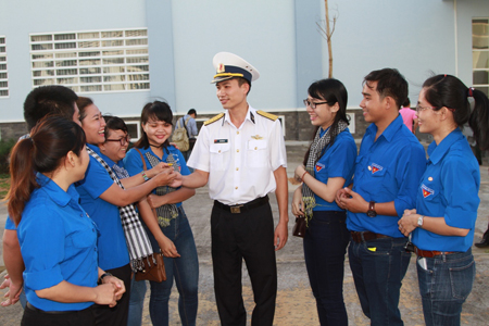 Youth Union members having exchange with soldier of Naval Region 4.