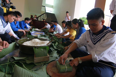 Making “chung” cake.