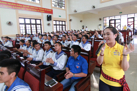 Artists from Ho Chi Minh City bringing Tet atmosphere to Naval Region 4.