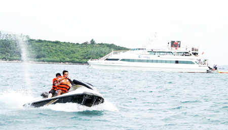 Tourists play game on Nha Trang sea