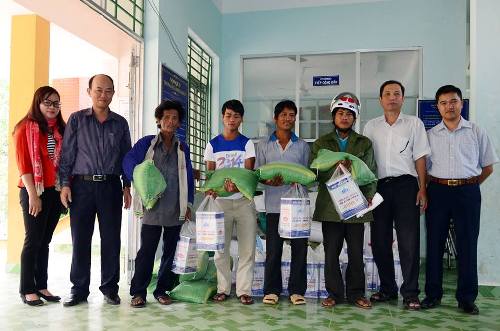 New Year gifts for residents in Giang Ly Commune