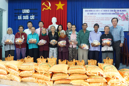 Vietcombank Khanh Hoa offers 50 New Year gifts