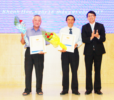 Prizes awarded to seventeen literature-art works