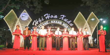 Province’s leaders cutting ribbon to open Nha Trang-Khanh Hoa Spring Flower Festival 2017 