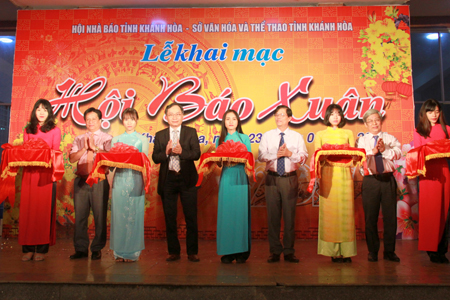 Representatives cutting ribbon at Khanh Hoa’s 2017 Spring Newspaper Festival.