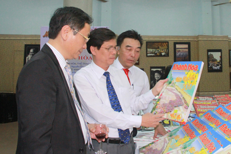 Representatives contemplating 2017 Spring special issue of Khanh Hoa Newspaper.