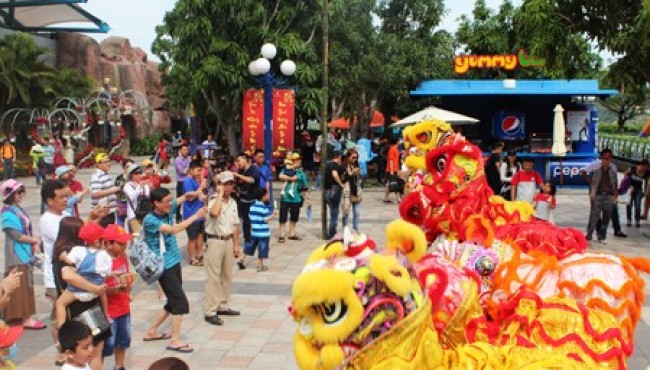 Many activities in Vinpearl Land Nha Trang on Tet